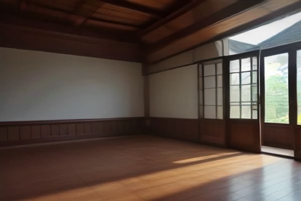 室内暖色调场景中一对情侣安静对坐交谈,气氛温馨内敛,符合细腻演绎风格的韩国爱情电影质感